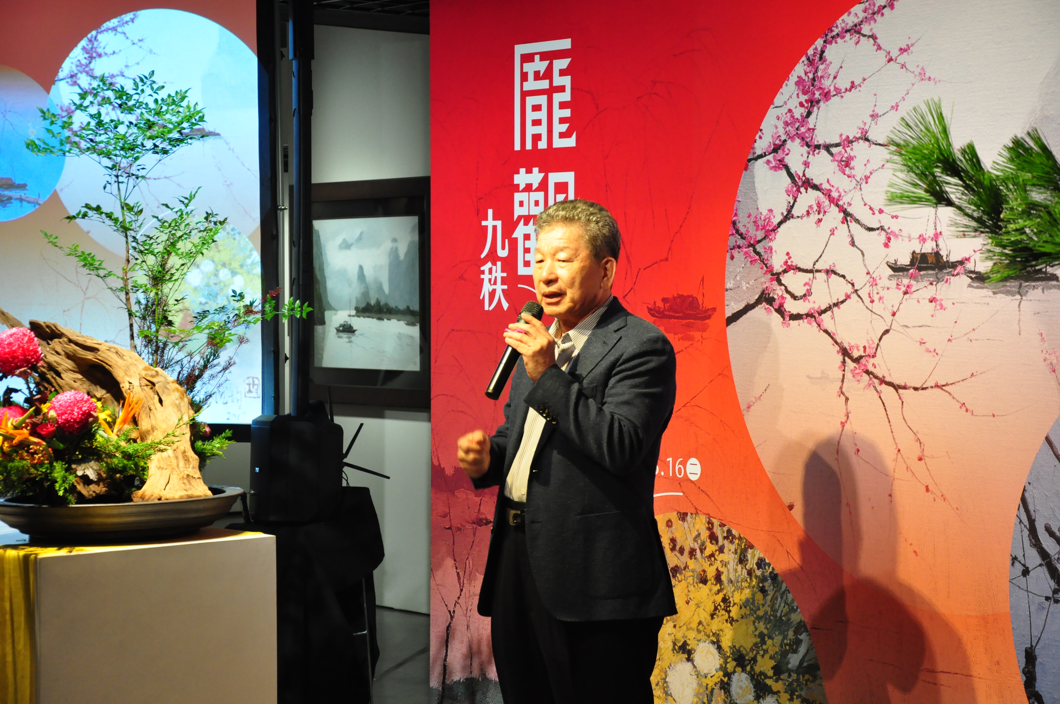 豐邑集團總經理邱崇喆說「豐藝館」即日起至2027年3月16日將展出多幅藝術家龎均之著名畫作