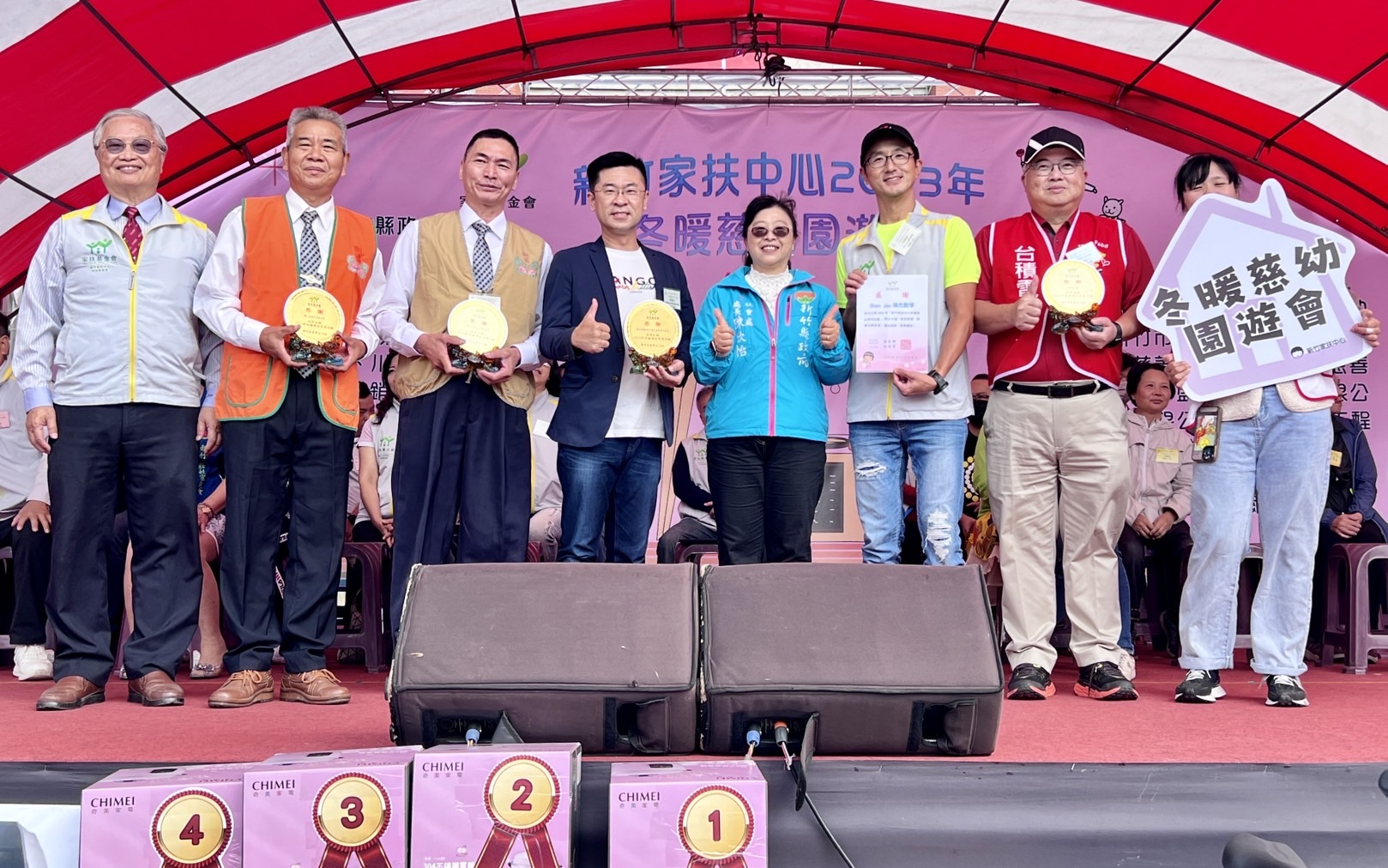 圖說一: 豐邑機構攜手新竹縣政府及新竹家扶中心共同舉辦冬暖慈幼募資公益義賣活動,讓新竹地區經濟弱勢及兒保寄養家庭,共度溫暖的周末時光。