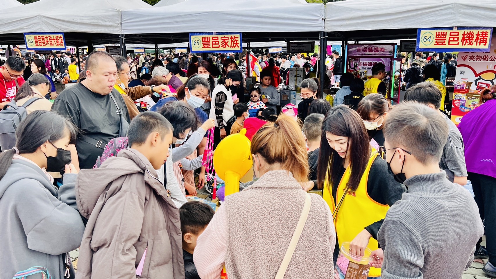圖說二: 豐邑機構義賣攤位來自機構同仁與全臺27個豐邑社區住戶們的愛心響應,捐出物資總計高達1000件物資,吸引不少民眾前往。
