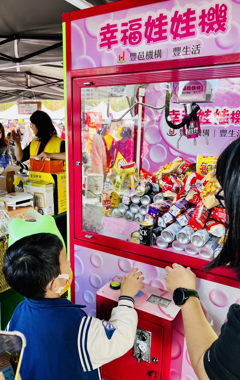 圖說三: 豐邑機構義賣攤位邀請25位兒保寄養家庭的孩童免費體驗,增添不少現場參與義賣活動的熱度。